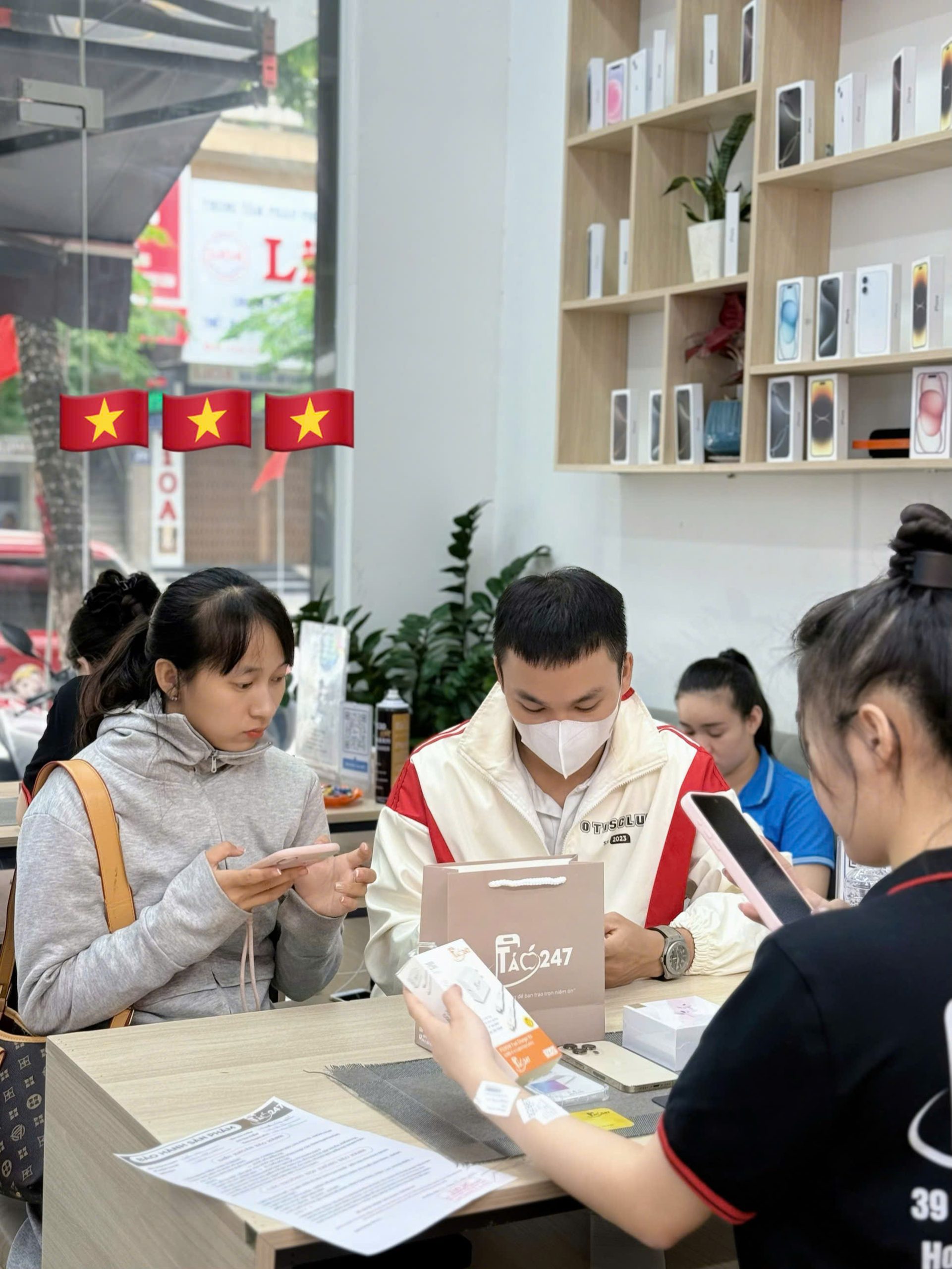 Khách hàng mua iPhone cũ tại Táo 247 Đà Nẵng nhận máy và quà tặng