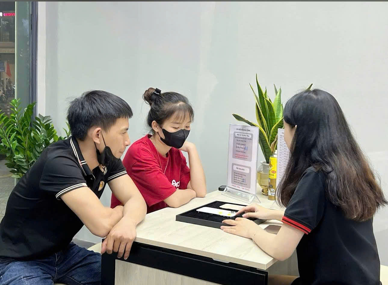 Khách hàng được tư vấn trực tiếp khi mua iPhone cũ tại cửa hàng Táo 247 Đà Nẵng