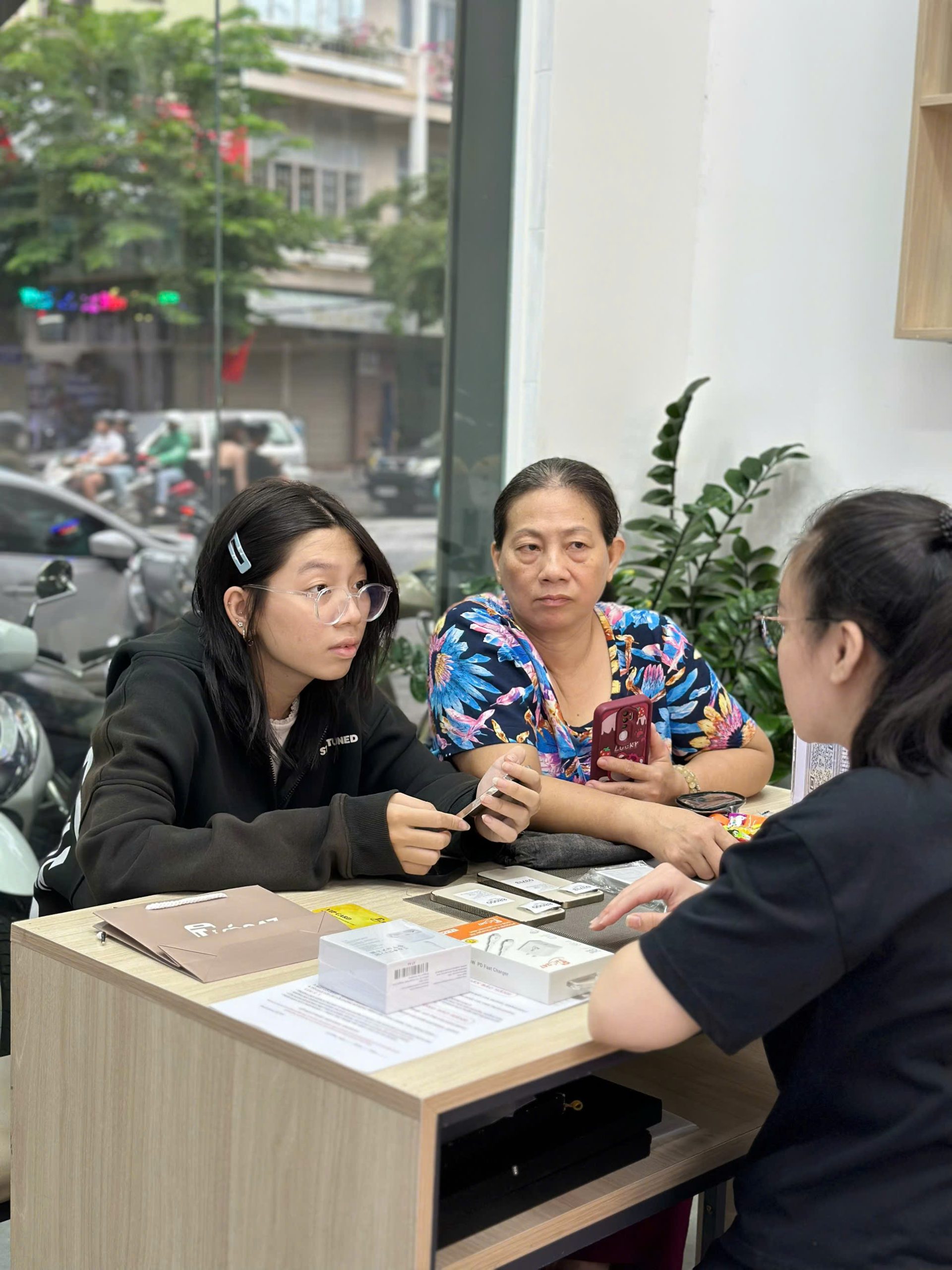 Khách hàng được tư vấn mua iPhone 64GB cũ tại Táo 247 Đà Nẵng