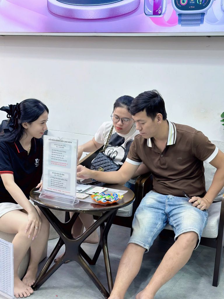 Nhân viên Táo 247 tư vấn khách hàng mua iPhone cũ tại cửa hàng Đà Nẵng
