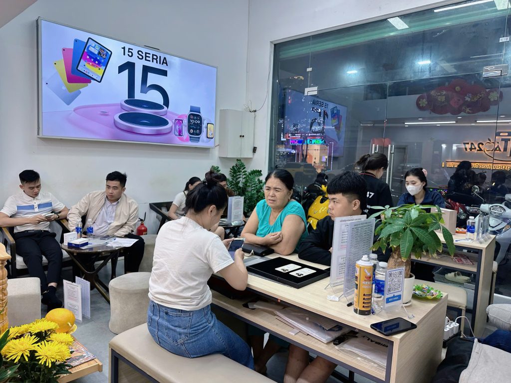 Khách hàng đang mua iPhone cũ tại cửa hàng Táo 247 Đà Nẵng