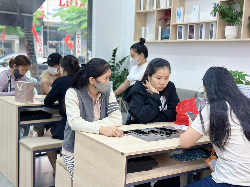 Khách hàng đông đúc tại cửa hàng Táo 247 Đà Nẵng khi mua iPhone 256GB cũ
