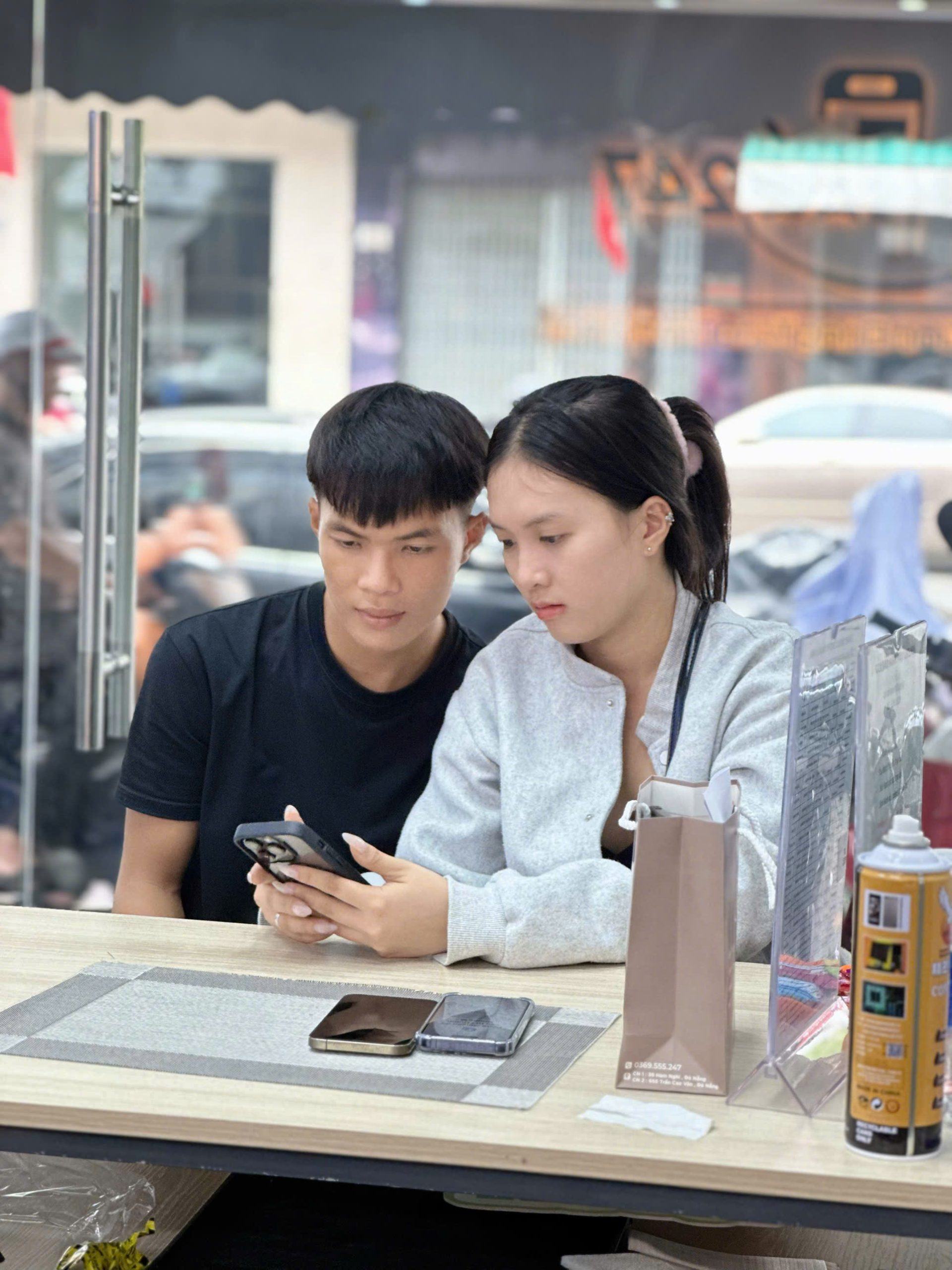 Khách hàng trải nghiệm iPhone cũ tại Táo 247 Đà Nẵng trước khi mua trả góp 0%