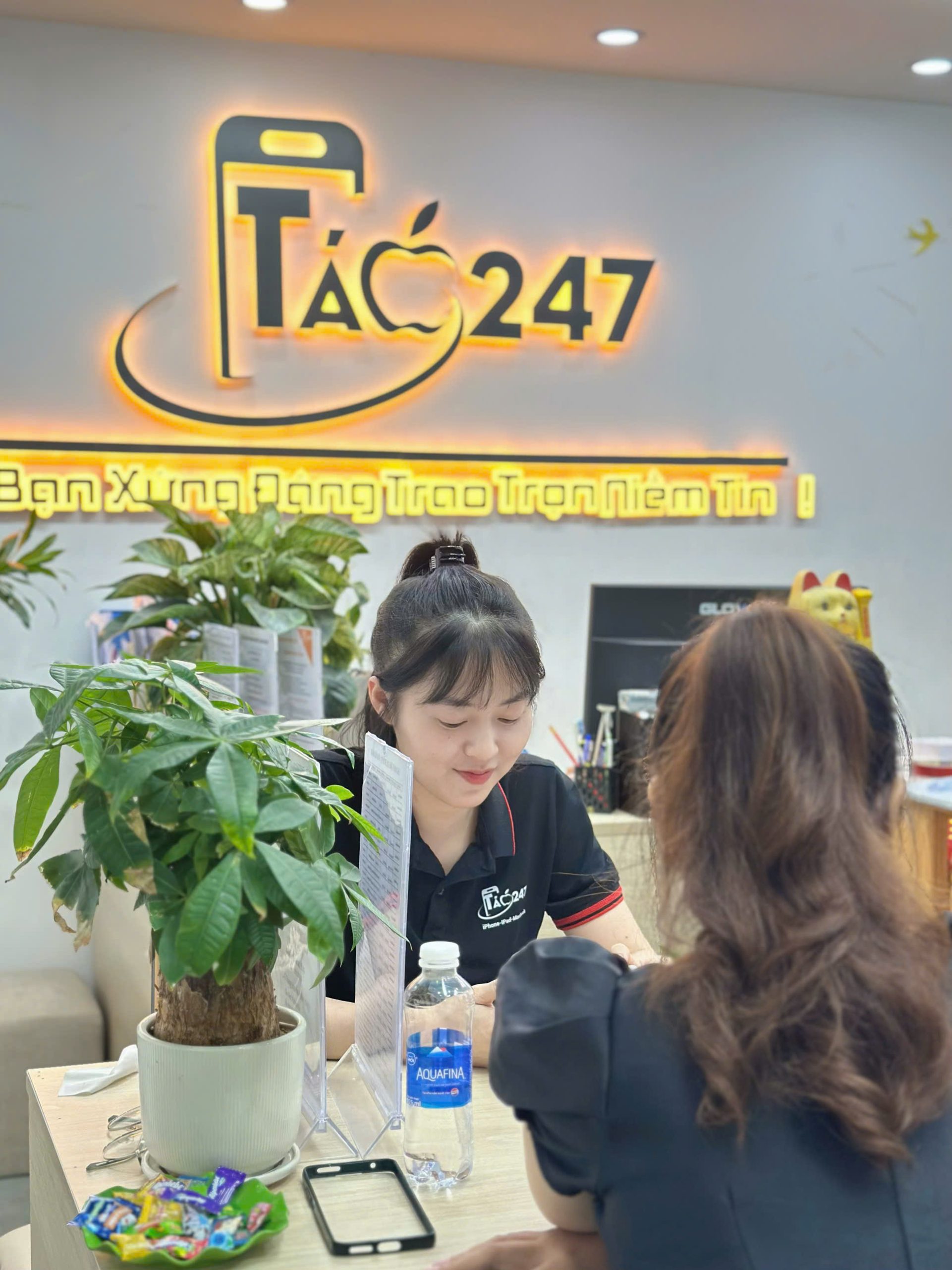 Nhân viên Táo 247 tư vấn mua iPhone 15 Plus cũ cho khách hàng tại Đà Nẵng