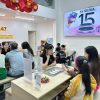 Không gian cửa hàng Táo 247 Đà Nẵng đông khách đến mua iPhone cũ
