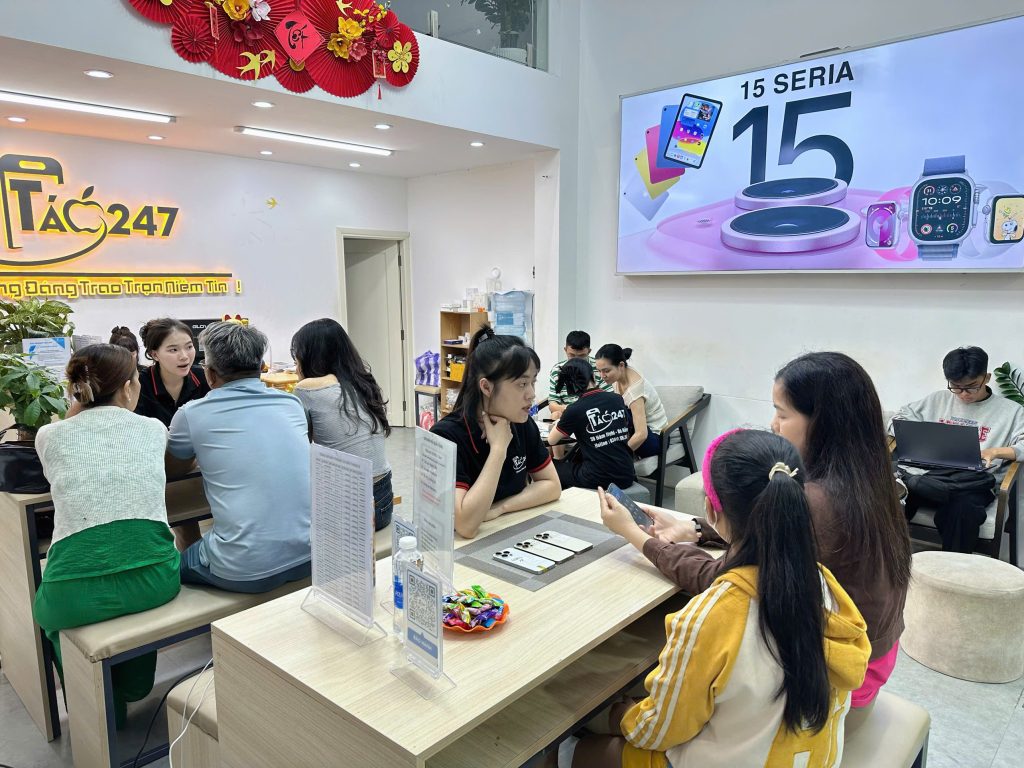 Không gian cửa hàng Táo 247 Đà Nẵng đông khách đến mua iPhone cũ
