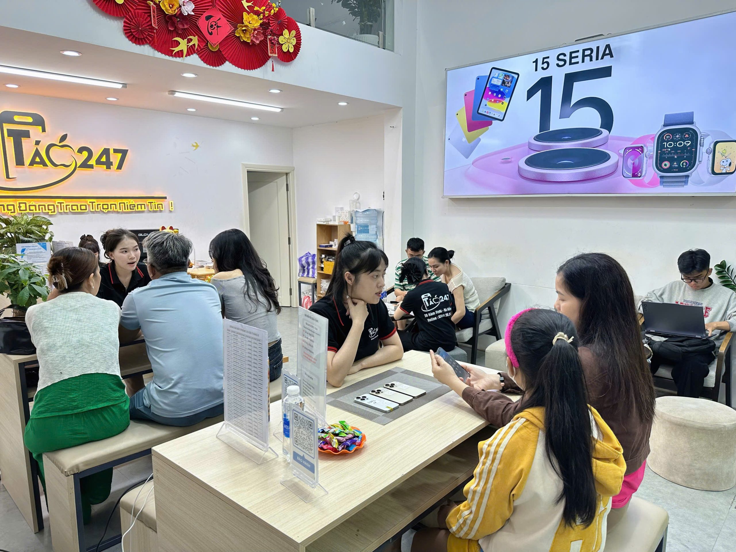 Không gian cửa hàng Táo 247 Đà Nẵng đông khách đến mua iPhone cũ