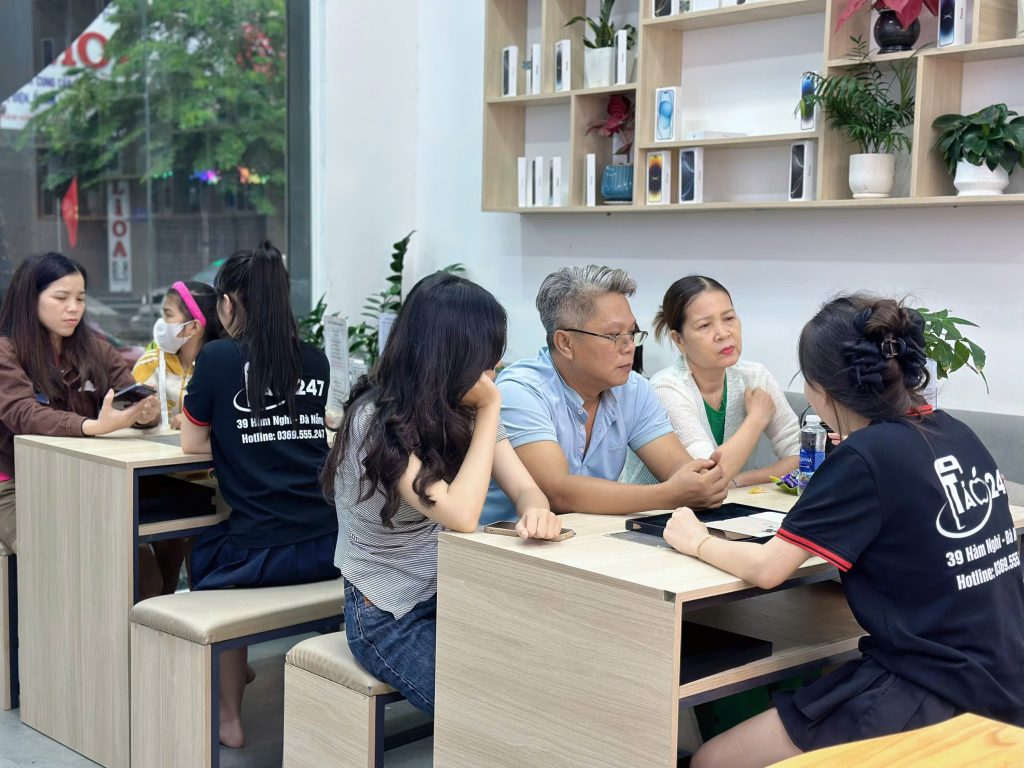 Khách hàng trải nghiệm dịch vụ tư vấn mua iPhone cũ trả góp tại cửa hàng Táo 247 Đà Nẵng