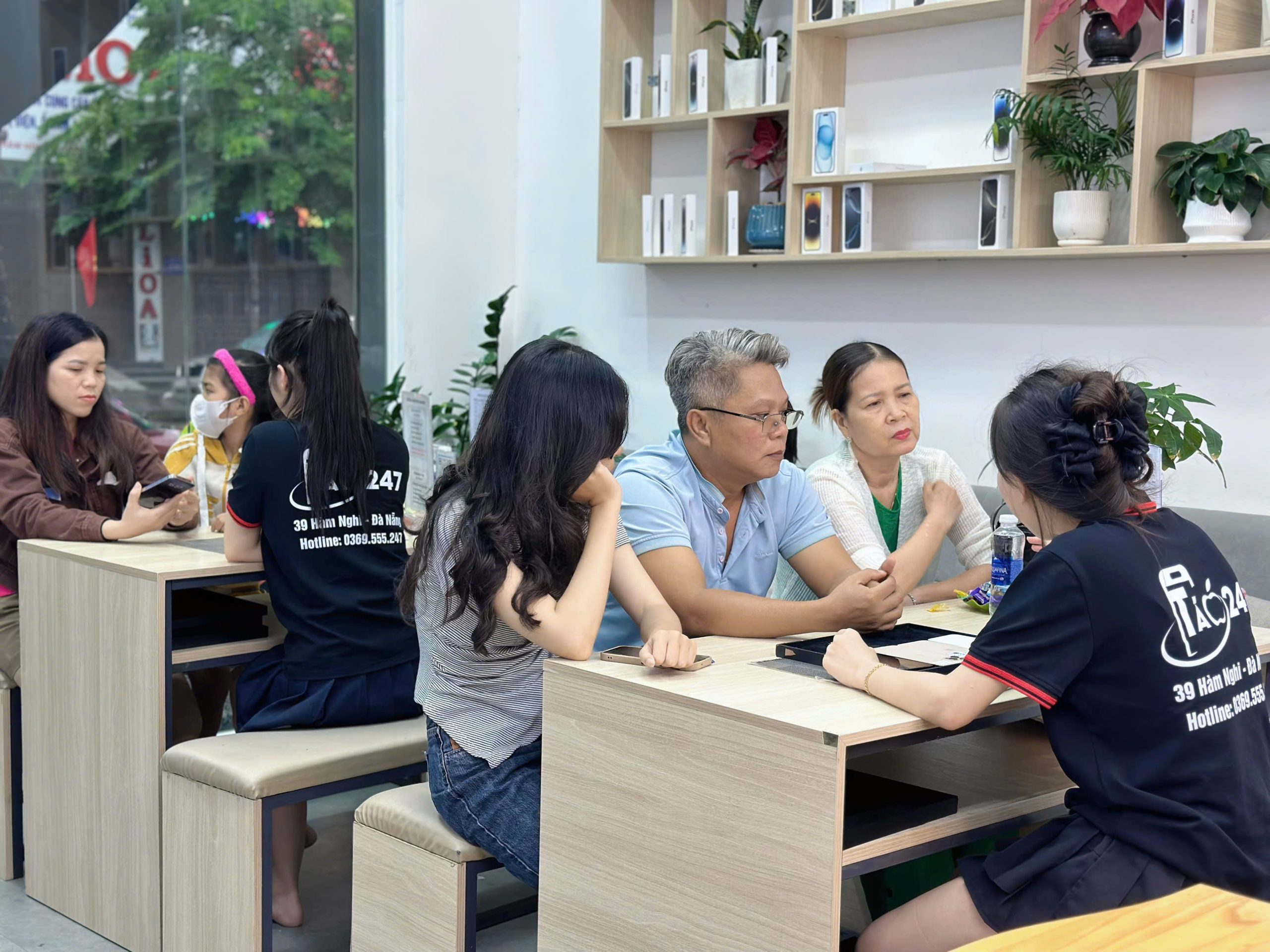 Khách hàng trải nghiệm dịch vụ tư vấn mua iPhone cũ trả góp tại cửa hàng Táo 247 Đà Nẵng