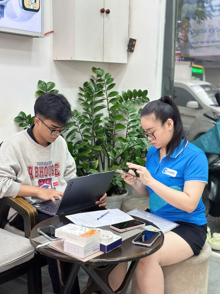 Khách hàng làm thủ tục trả góp iPhone cũ 64GB tại Táo 247 Đà Nẵng
