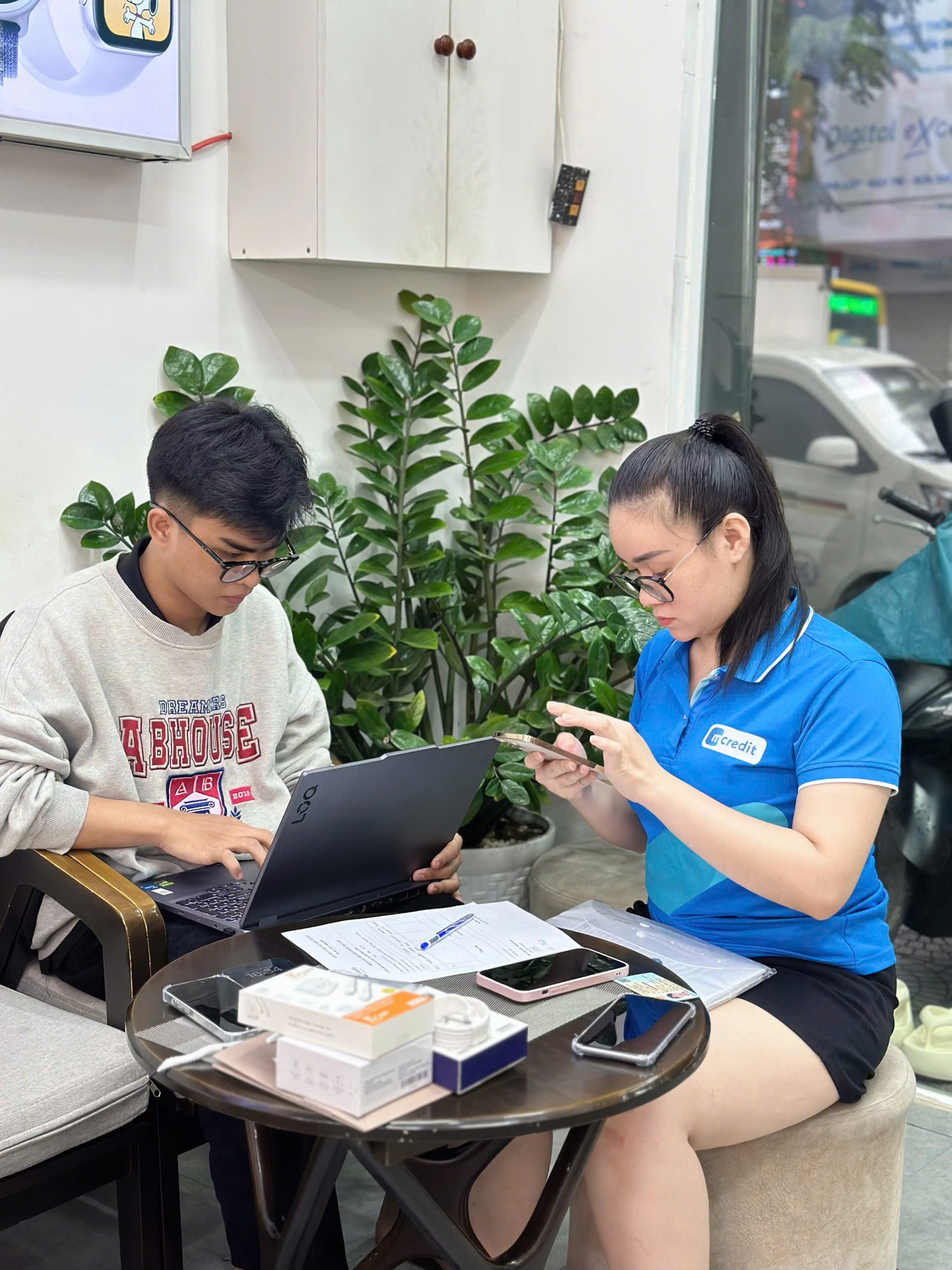 Khách hàng làm thủ tục trả góp iPhone cũ 64GB tại Táo 247 Đà Nẵng