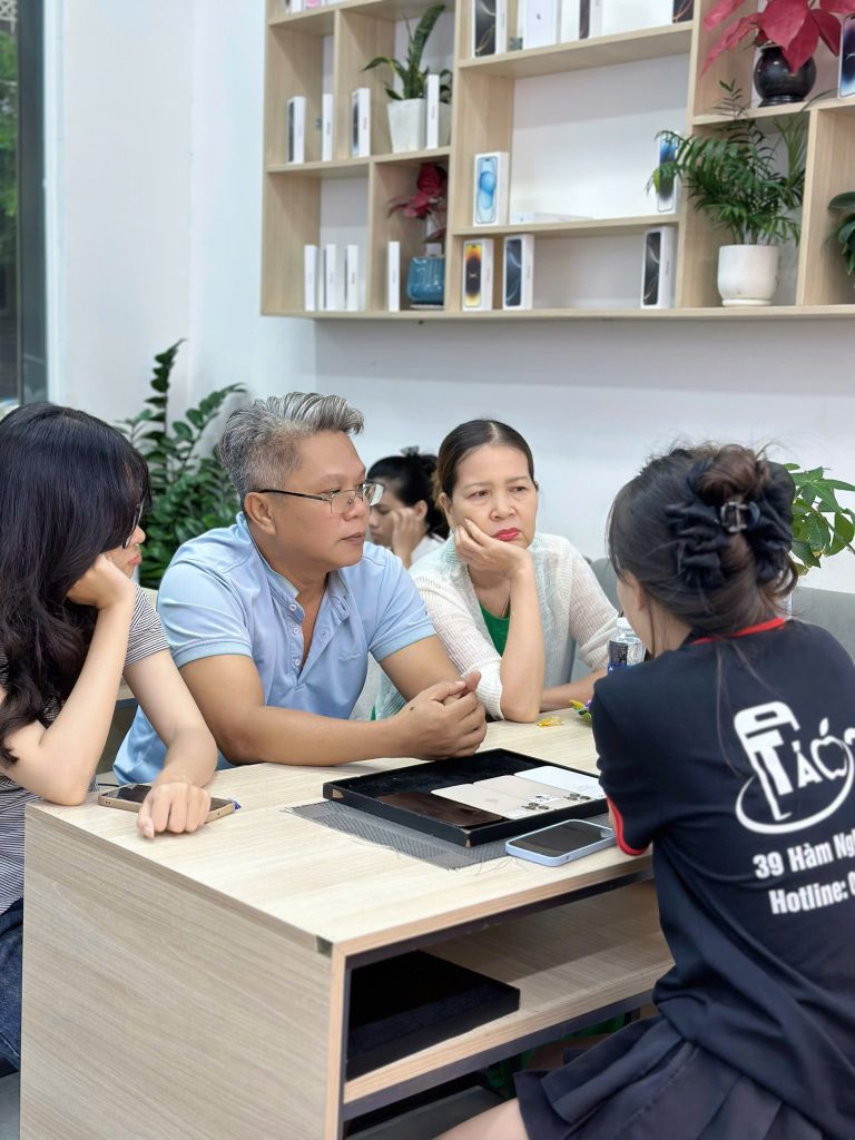 Nhân viên Táo 247 tư vấn khách hàng mua iPhone 256GB cũ tại Đà Nẵng
