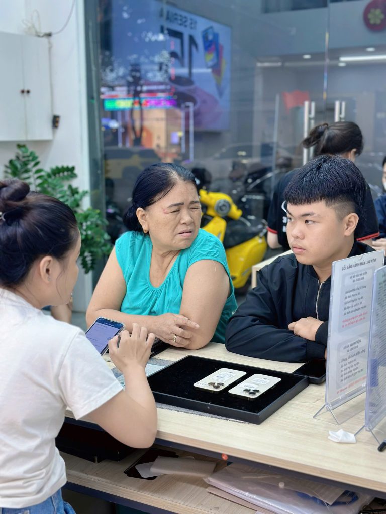 Khách hàng lớn tuổi được tư vấn mua iPhone cũ tại cửa hàng Táo 247 Đà Nẵng
