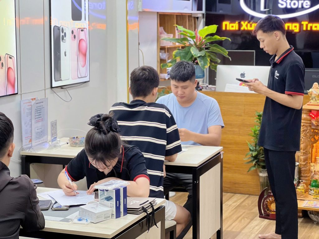 Khách hàng làm thủ tục mua iPhone 15 Plus cũ tại cửa hàng Táo 247 Đà Nẵng
