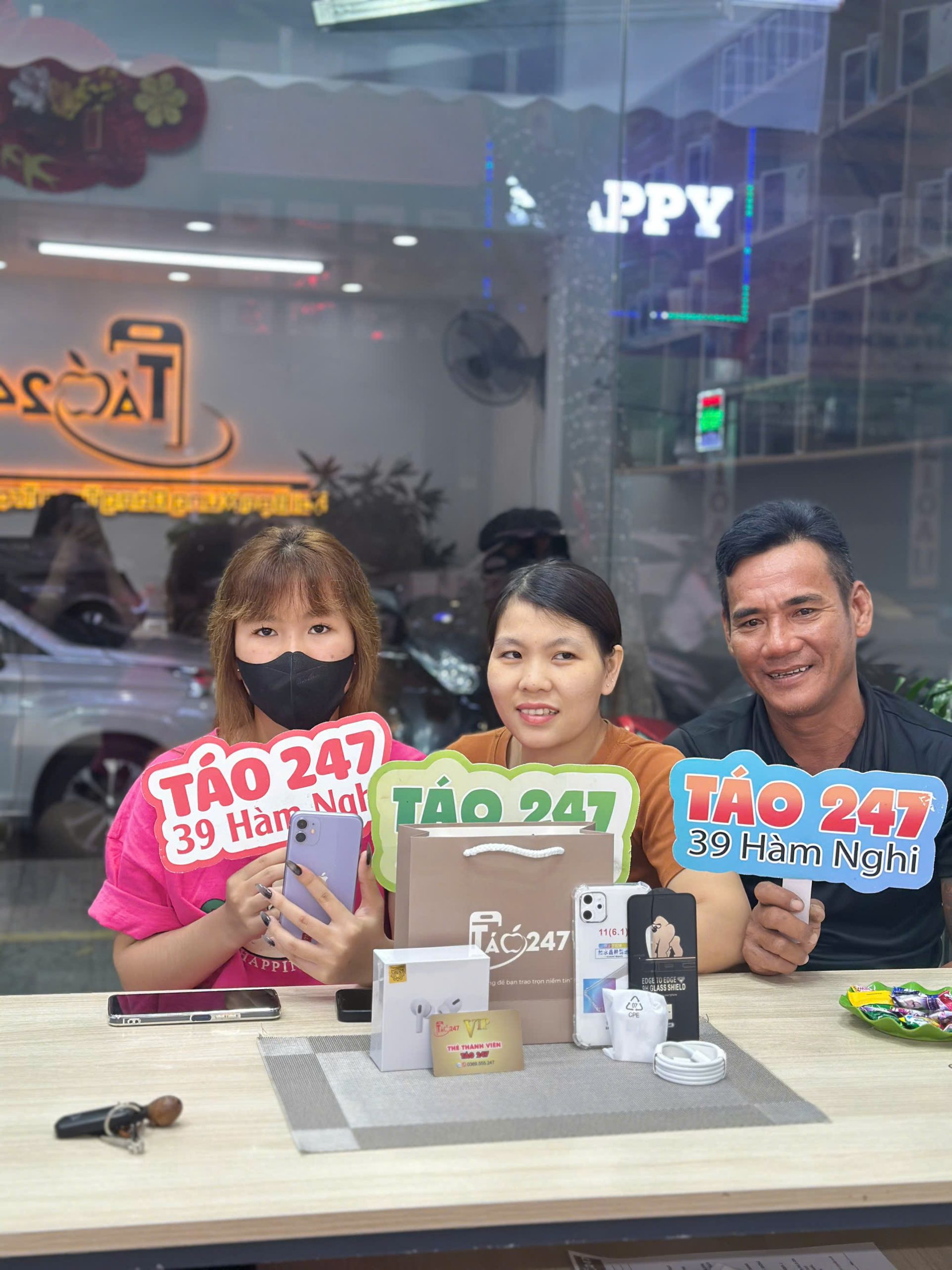 Khách hàng mua iPhone cũ Đà Nẵng tại Táo 247 nhận quà khuyến mãi hấp dẫn