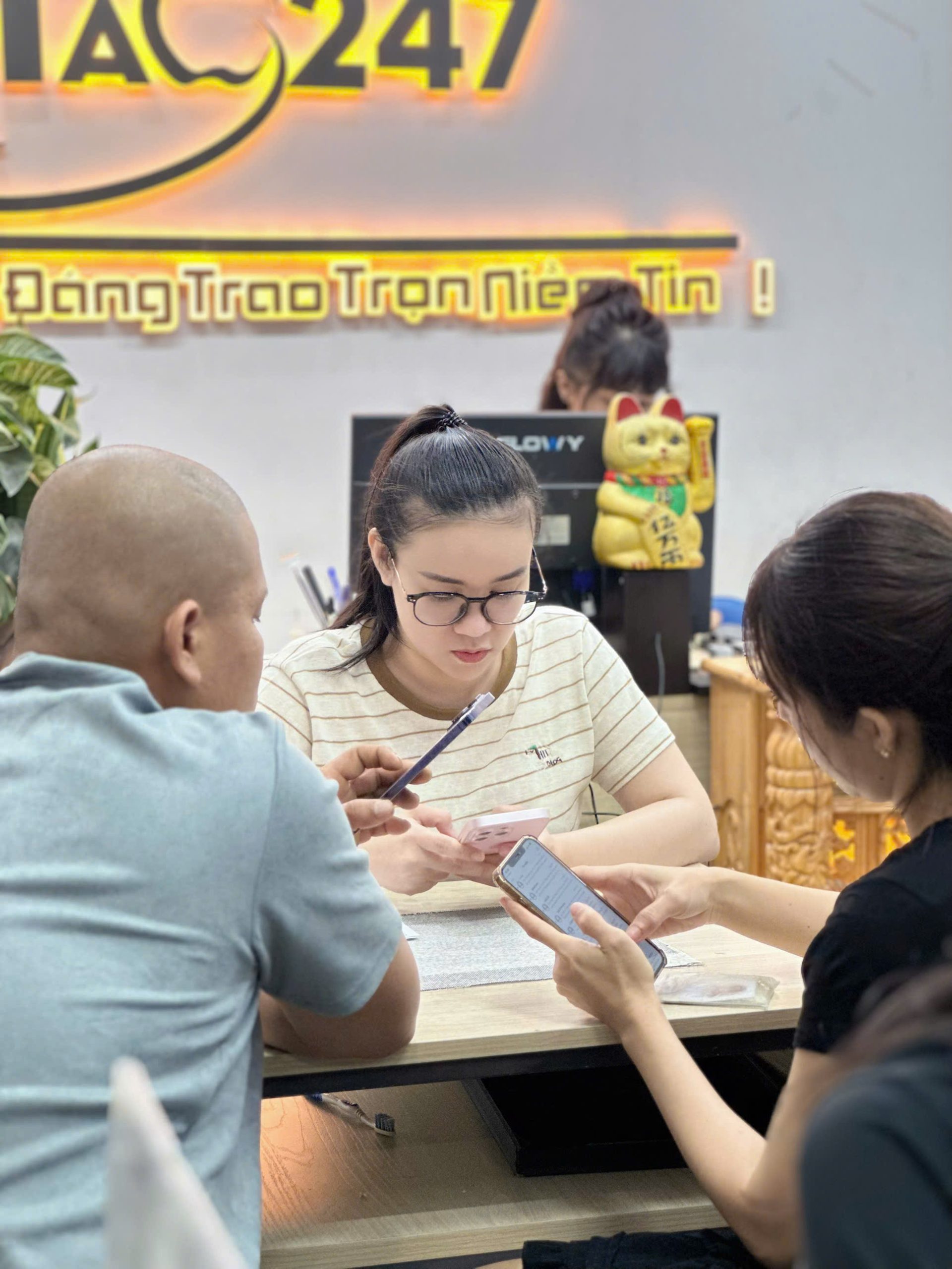 Khách hàng kiểm tra iPhone cũ và tư vấn tại cửa hàng Táo 247 Đà Nẵng – Mua máy zin, giá tốt, phục vụ tận tâm