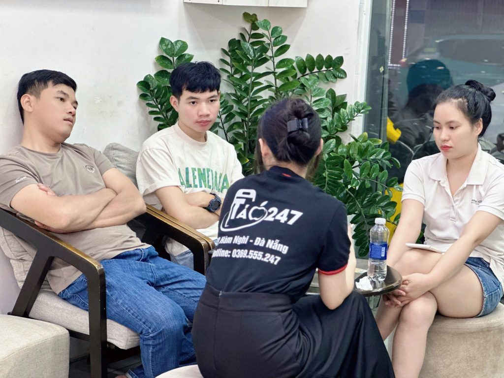 Nhân viên Táo 247 tư vấn mua iPhone cũ cho khách hàng tại Đà Nẵng