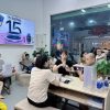 Khách hàng trải nghiệm và mua iPhone cũ tại cửa hàng Táo 247 Đà Nẵng