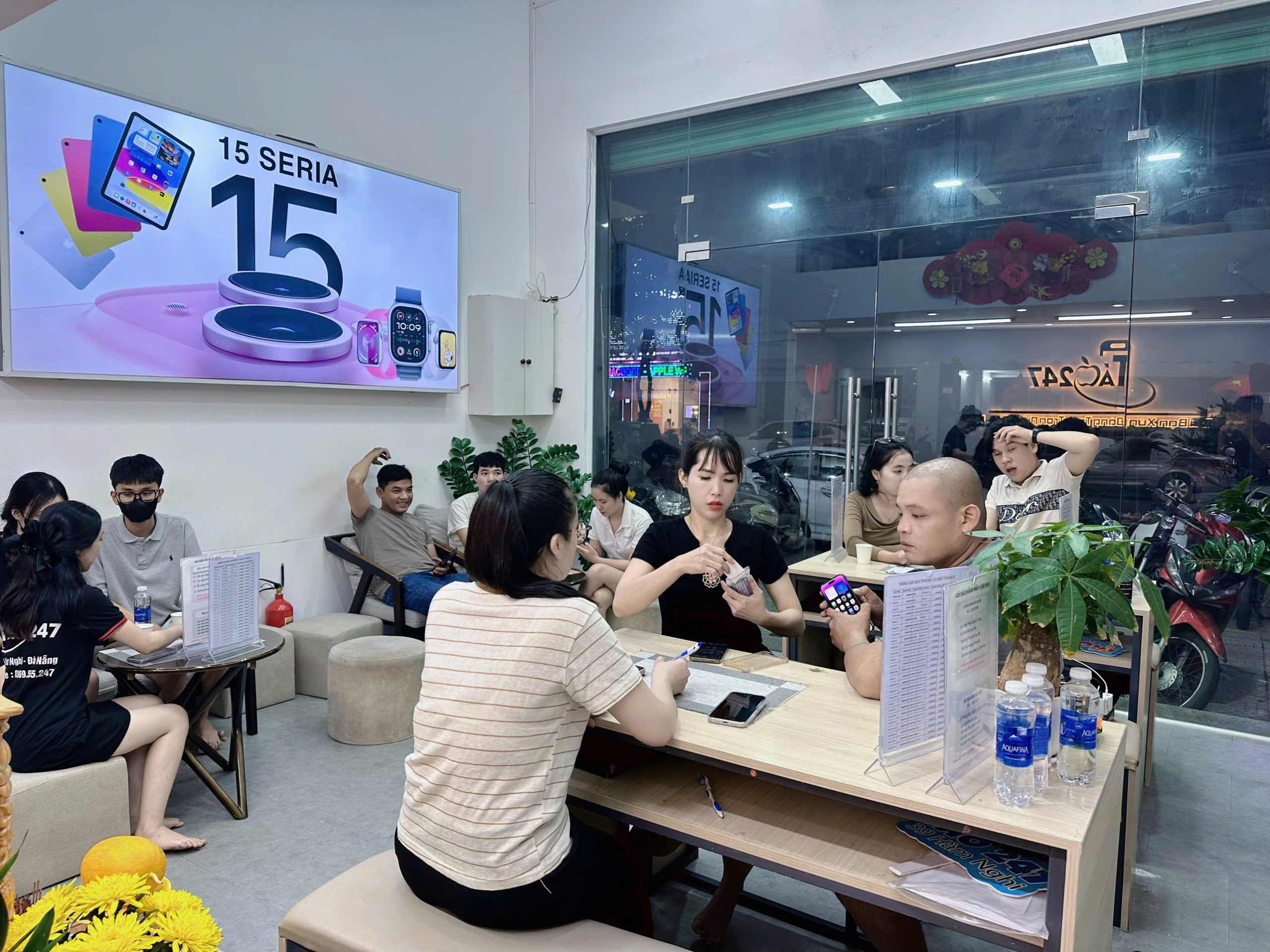 Khách hàng trải nghiệm và mua iPhone cũ tại cửa hàng Táo 247 Đà Nẵng