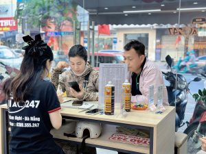 Khách hàng mua iPhone cũ tại Táo 247 Đà Nẵng – máy zin, giá rẻ, bảo hành uy tín