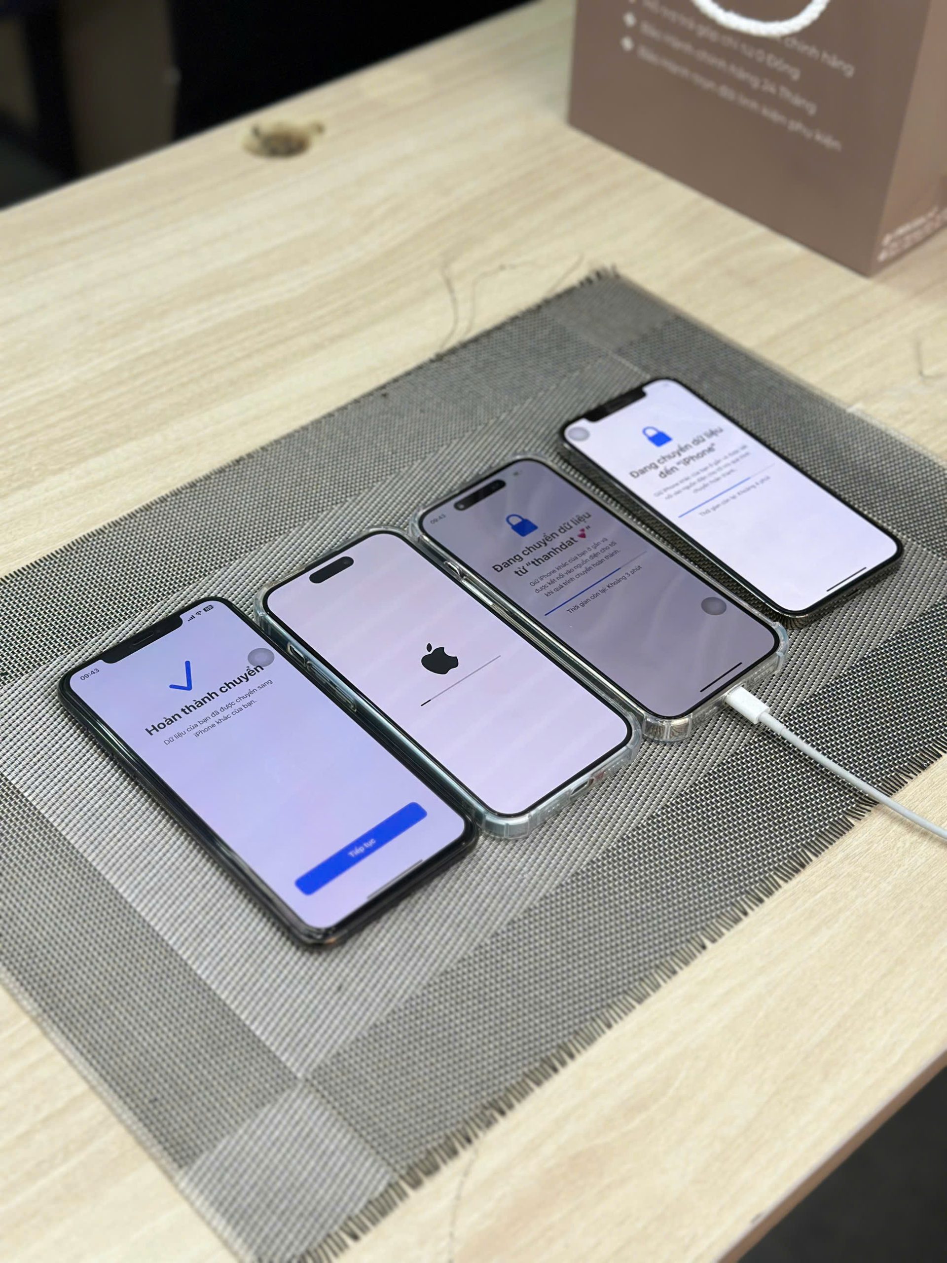 iPhone cũ đang chuyển dữ liệu tại cửa hàng Táo 247 Đà Nẵng