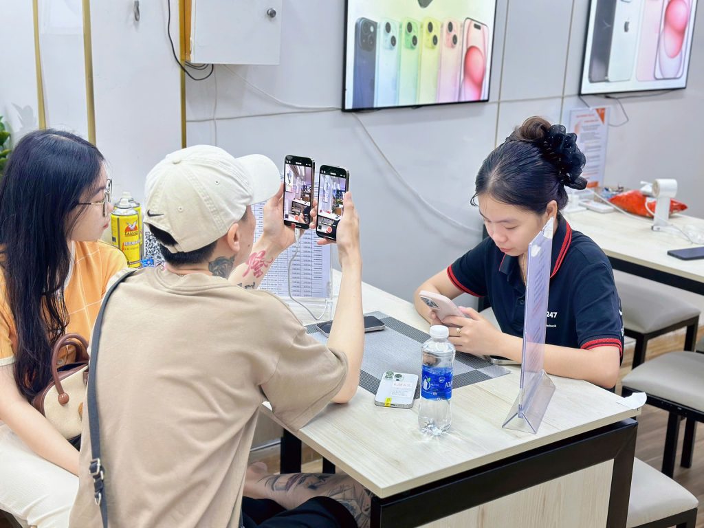 Khách hàng kiểm tra iPhone 64GB cũ tại Táo 247 Đà Nẵng và quay video xác thực
