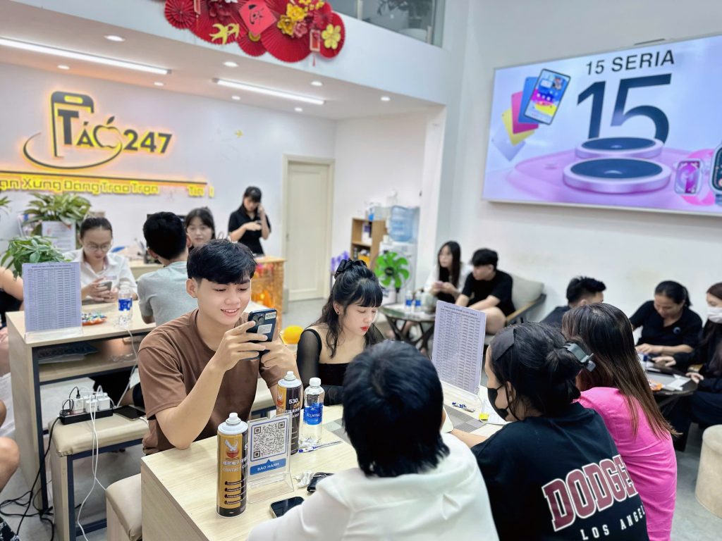 Khách hàng trải nghiệm và mua iPhone cũ tại cửa hàng Táo 247 Đà Nẵng