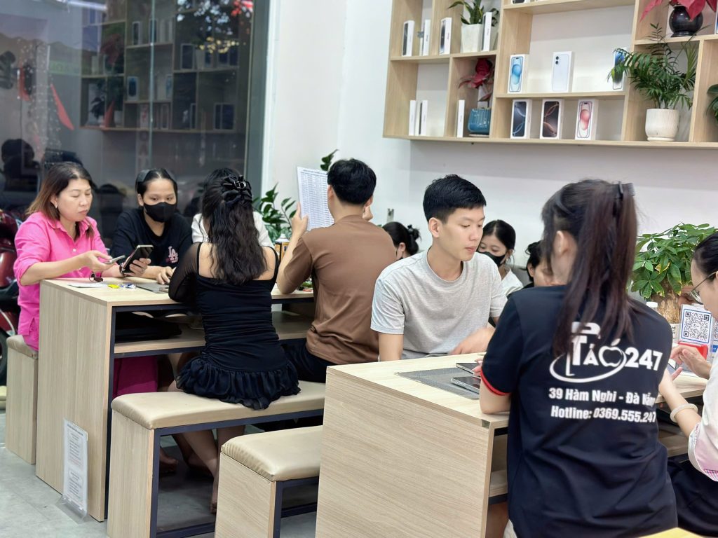 Cửa hàng Táo 247 Đà Nẵng đông khách mua iPhone cũ – dịch vụ uy tín, hỗ trợ tận tình

