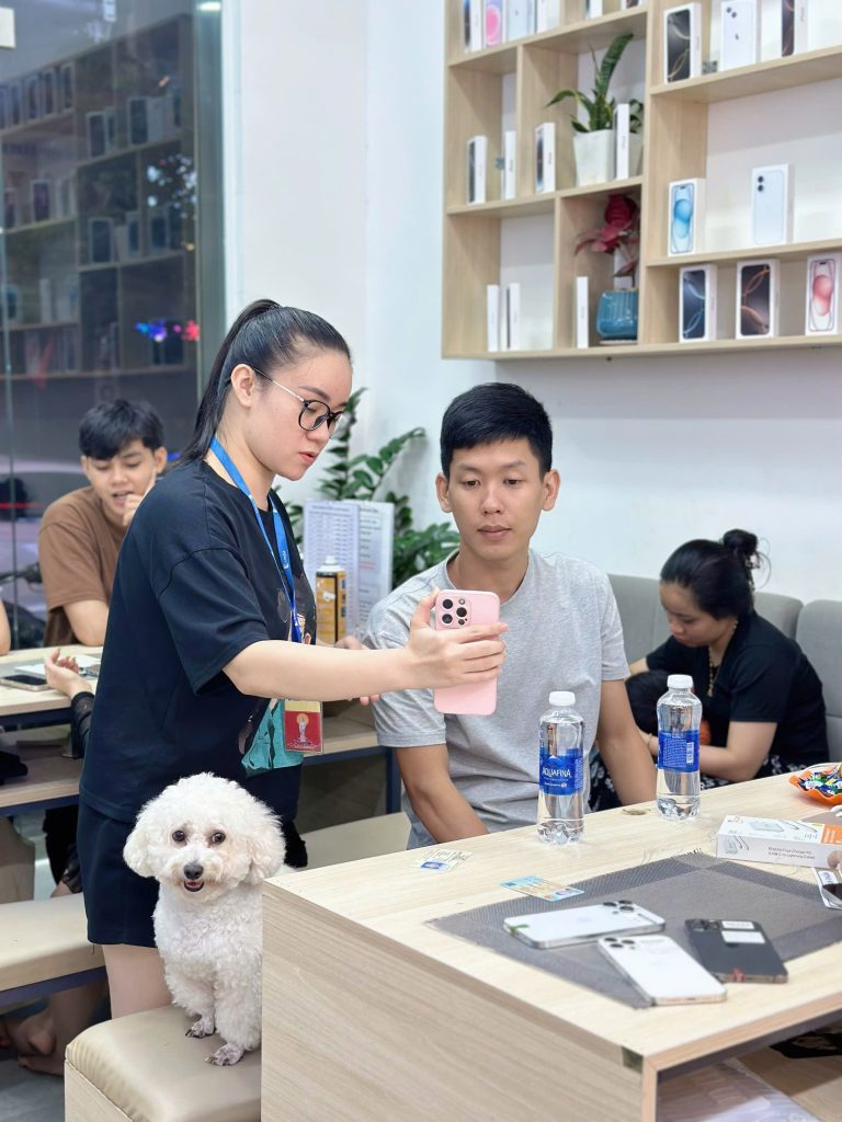 Nhân viên Táo 247 hướng dẫn khách sử dụng iPhone cũ tại cửa hàng Đà Nẵng – hỗ trợ tận tâm
