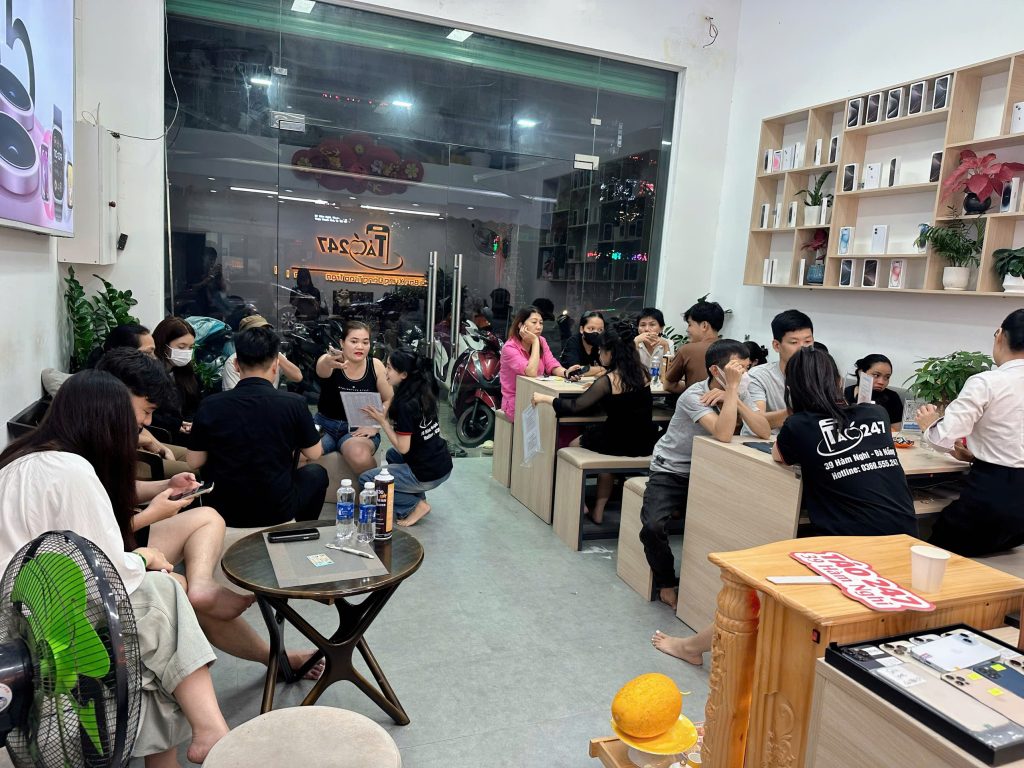 Không gian cửa hàng Táo 247 Đà Nẵng đông kín khách đến mua iPhone cũ và tư vấn trả góp 0%