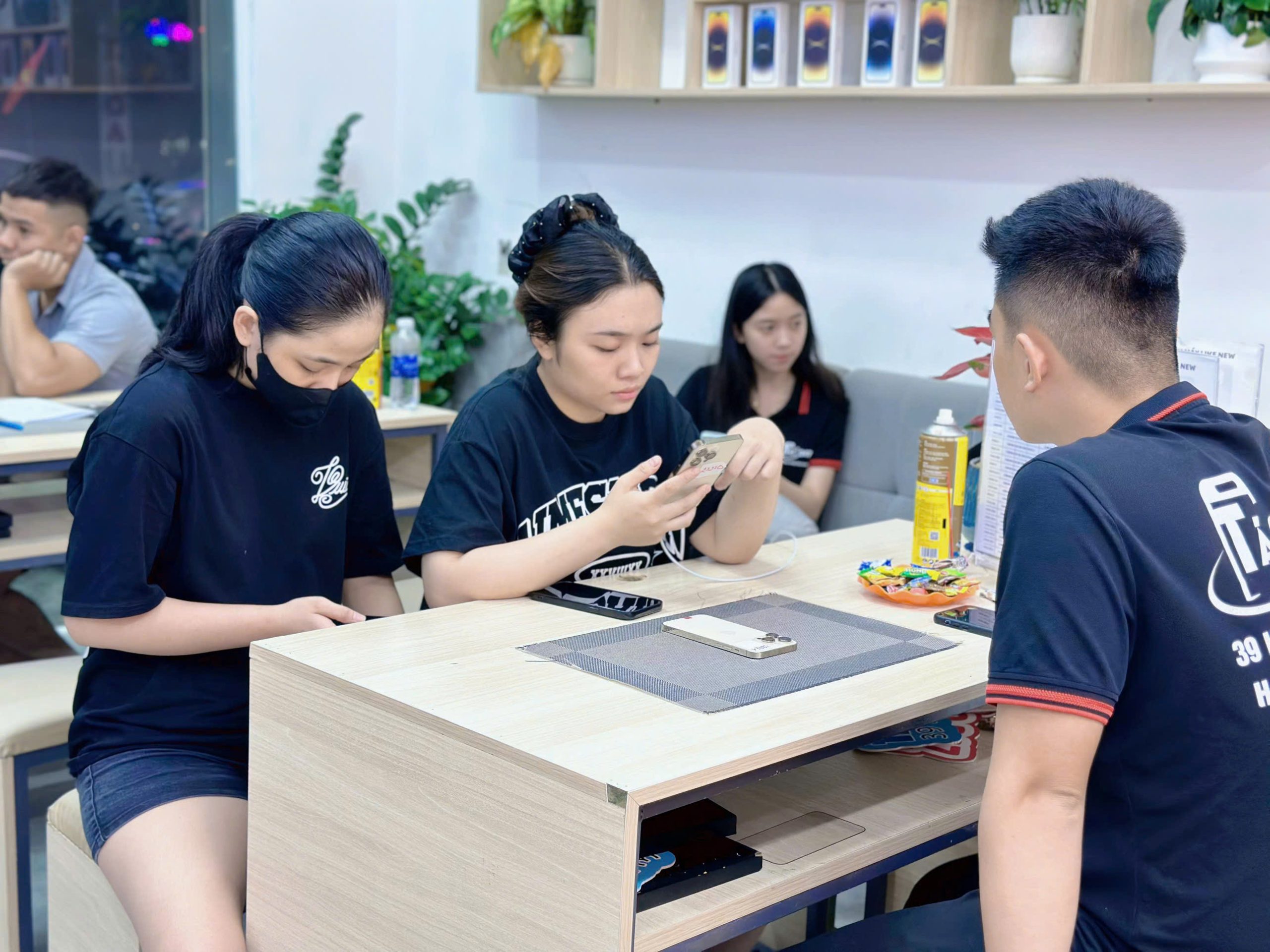Khách hàng trải nghiệm iPhone cũ đã qua kiểm định tại cửa hàng Táo 247 Đà Nẵng