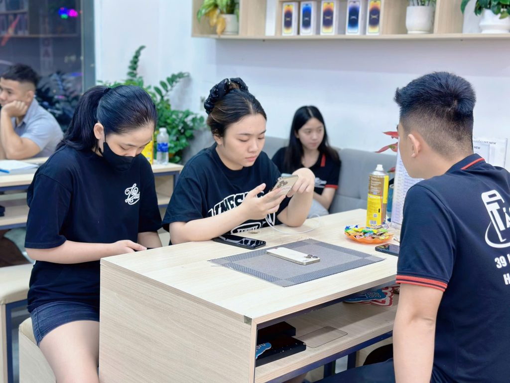 Khách hàng trải nghiệm và mua iPhone cũ RAM cao tại Táo 247 Đà Nẵng
