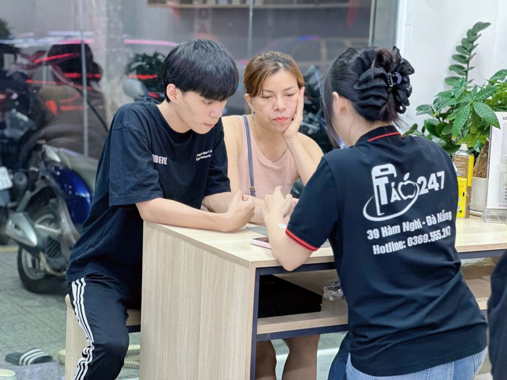 Nhân viên Táo 247 tư vấn khách hàng mua iPhone cũ 1 đổi 1 tại Đà Nẵng