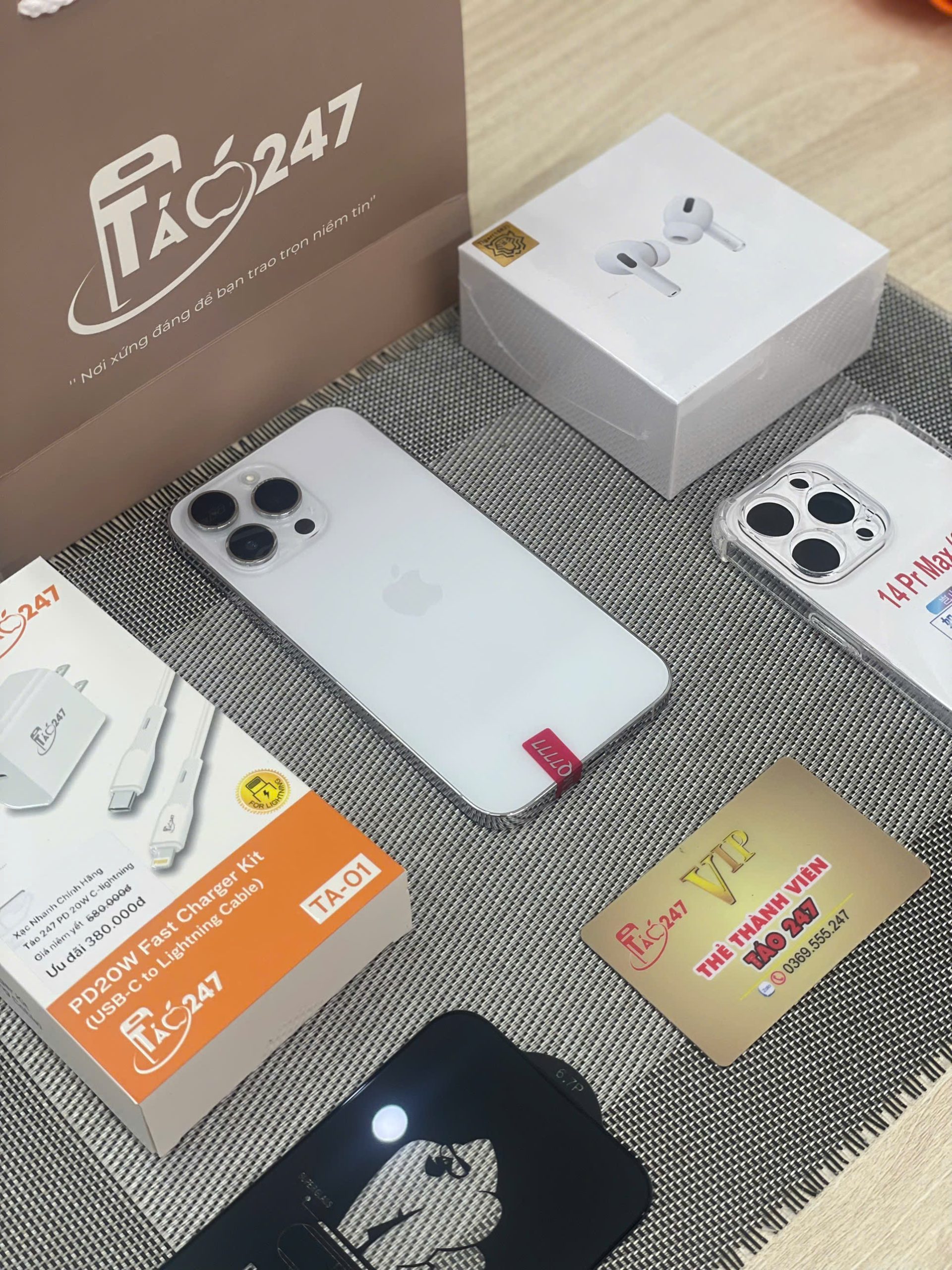 Bộ quà tặng khi đổi iPhone cũ Đà Nẵng tại Táo 247 gồm iPhone, AirPods, sạc nhanh và thẻ VIP