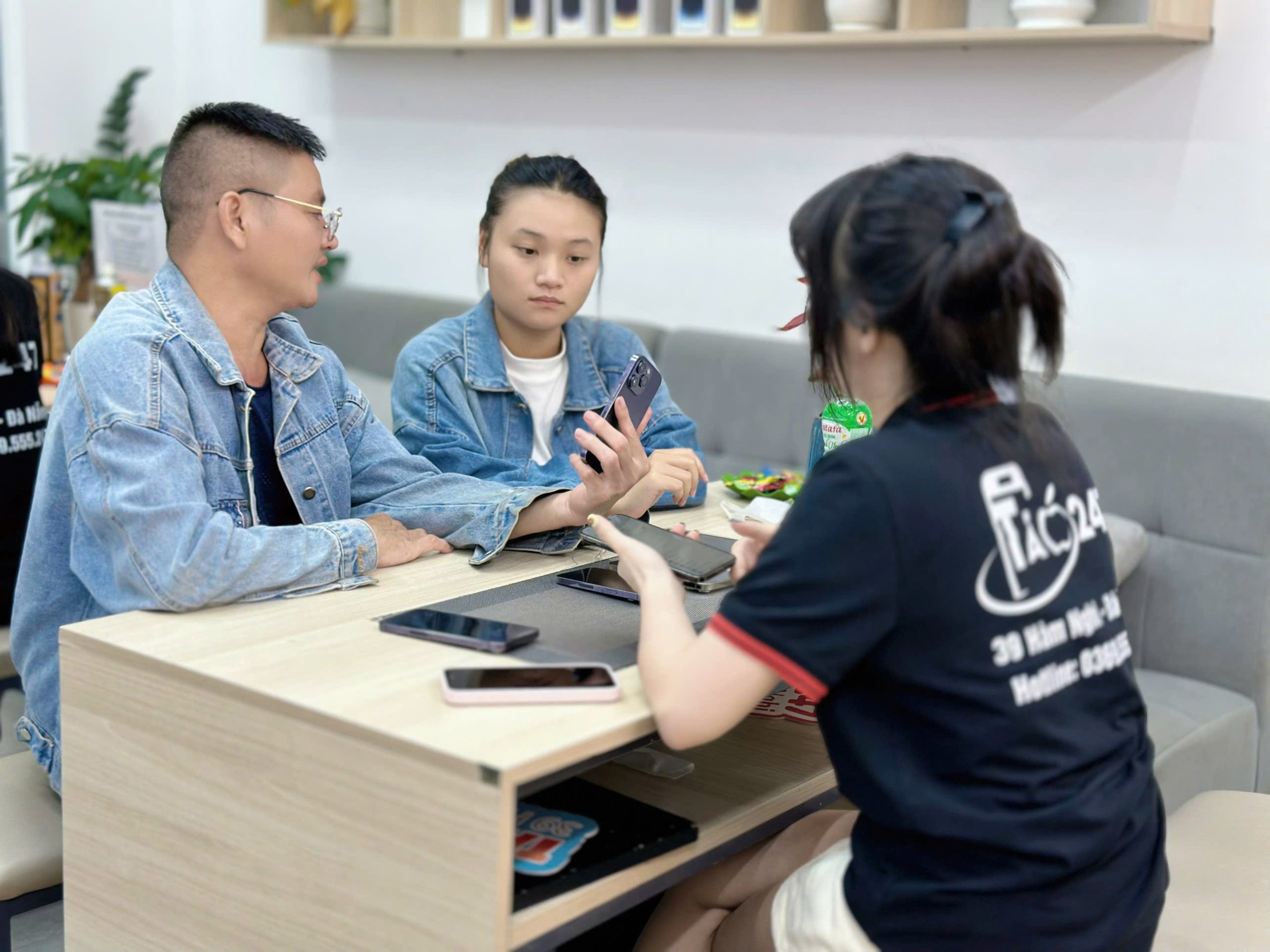 Nhân viên Táo 247 tư vấn chọn iPhone cũ cho khách hàng tại Đà Nẵng