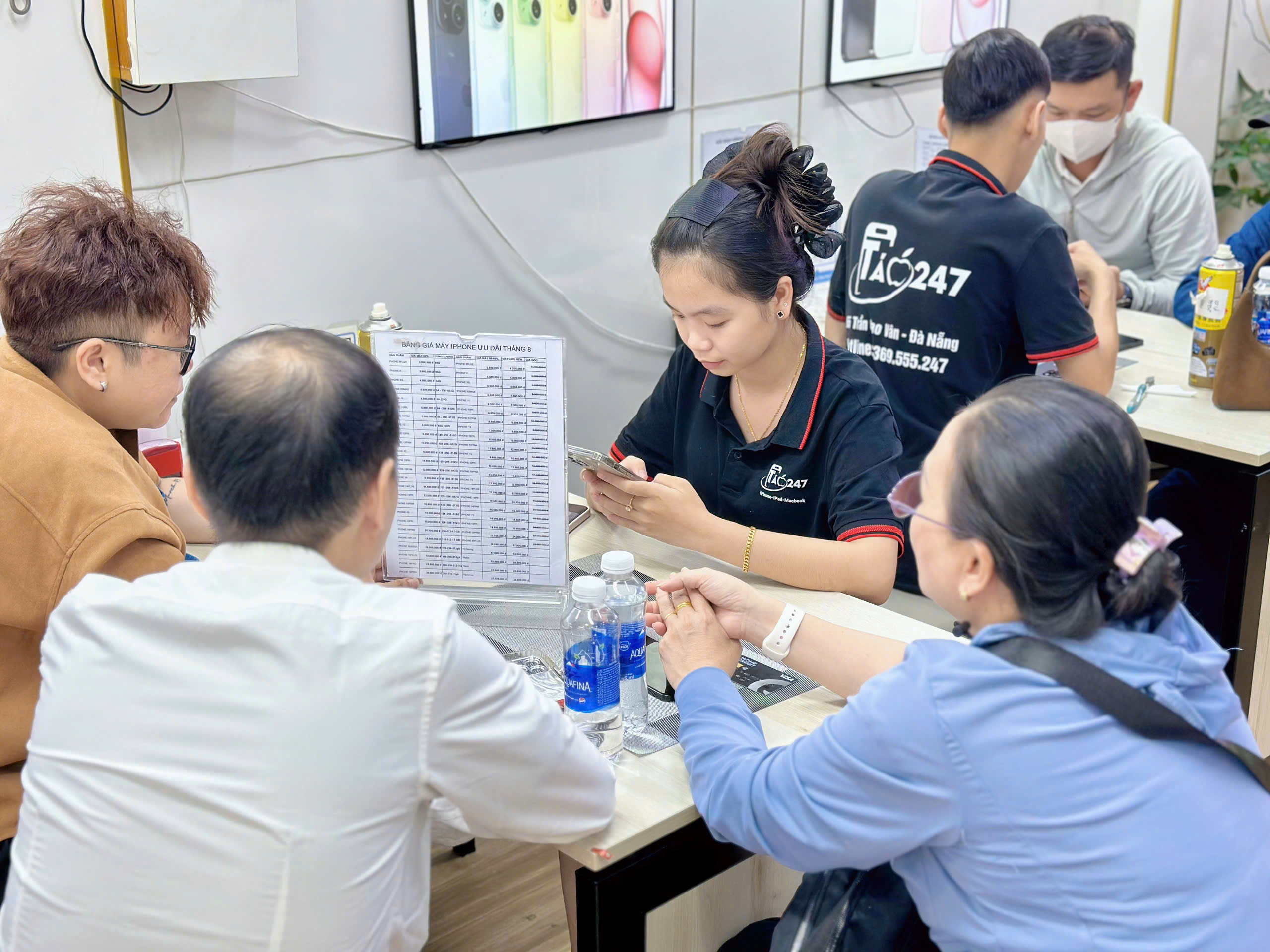 Nhân viên Táo 247 tư vấn đổi trả iPhone cũ cho khách hàng tại Đà Nẵng