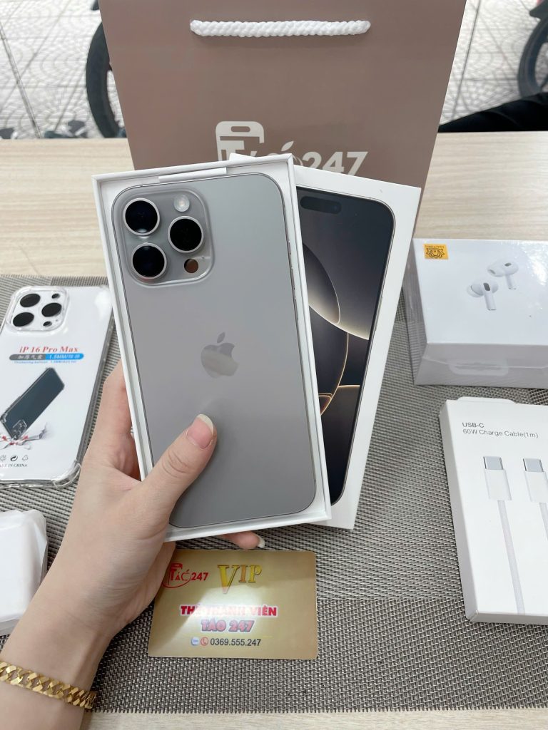 Khách hàng mua iPhone Lock cũ tại Táo 247 Đà Nẵng
