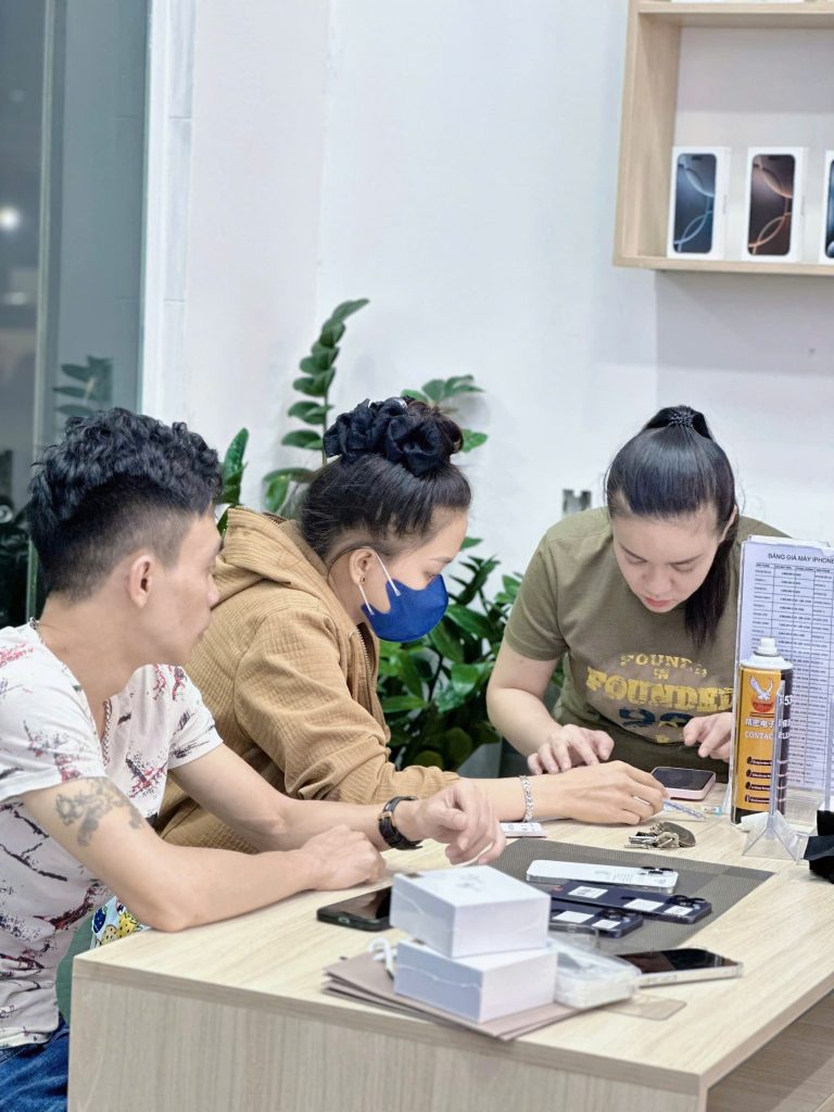 Khách hàng kiểm tra iPhone cũ tại Táo 247 Đà Nẵng trước khi mua trả góp 0%