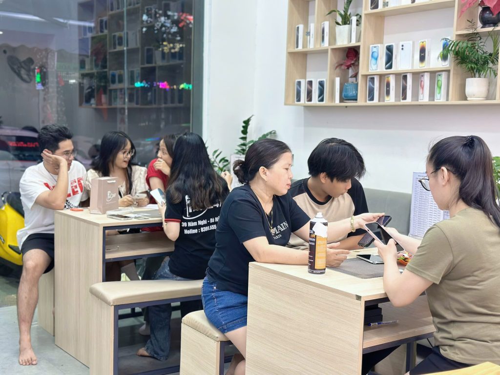 Khách hàng đến mua iPhone cũ tại Táo 247 Đà Nẵng – cửa hàng đông đúc, nhân viên hỗ trợ tận tình
