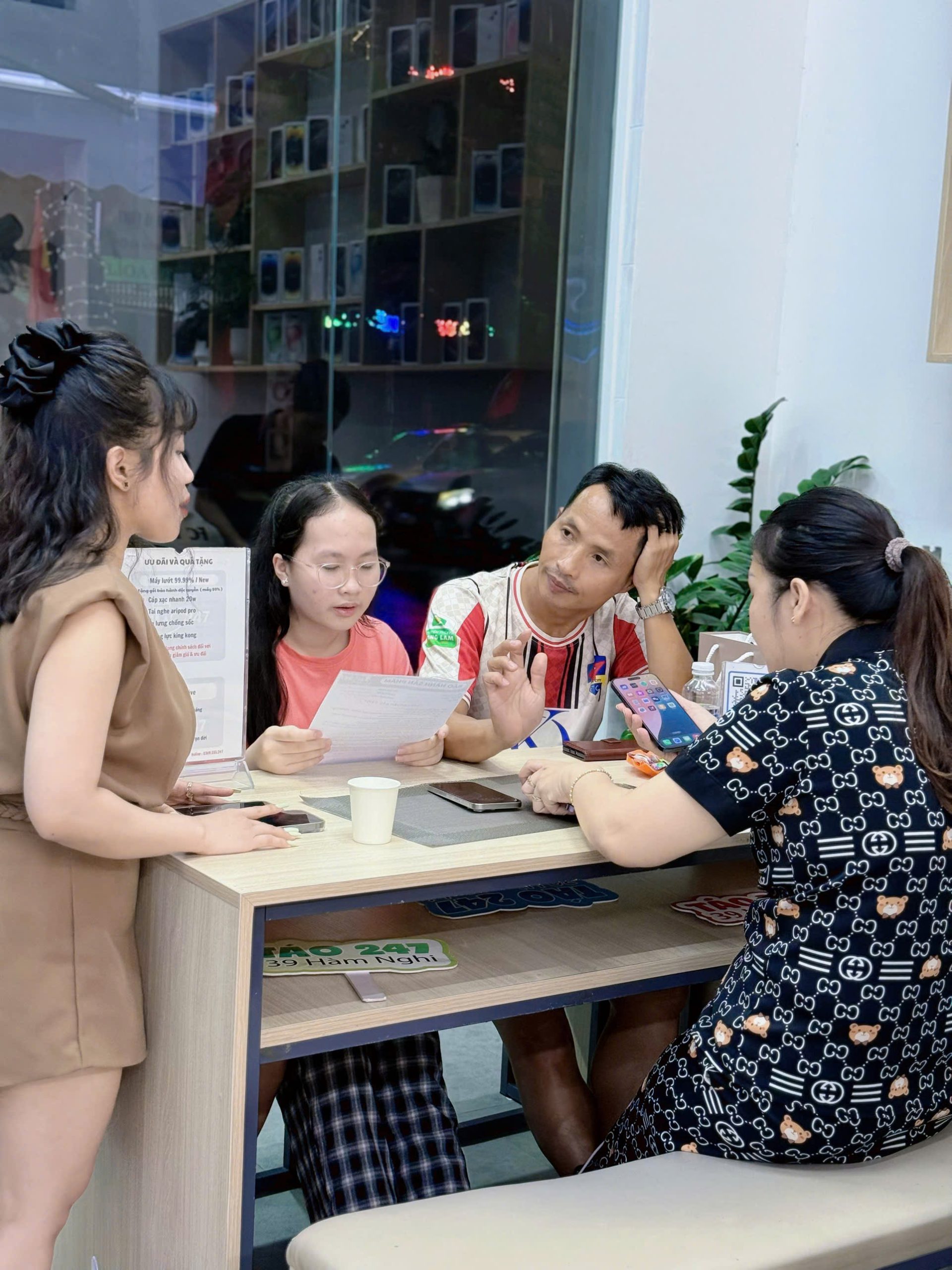 Nhân viên Táo 247 tư vấn chi tiết iPhone cũ cho khách hàng tại cơ sở 39 Hàm Nghi, Đà Nẵng