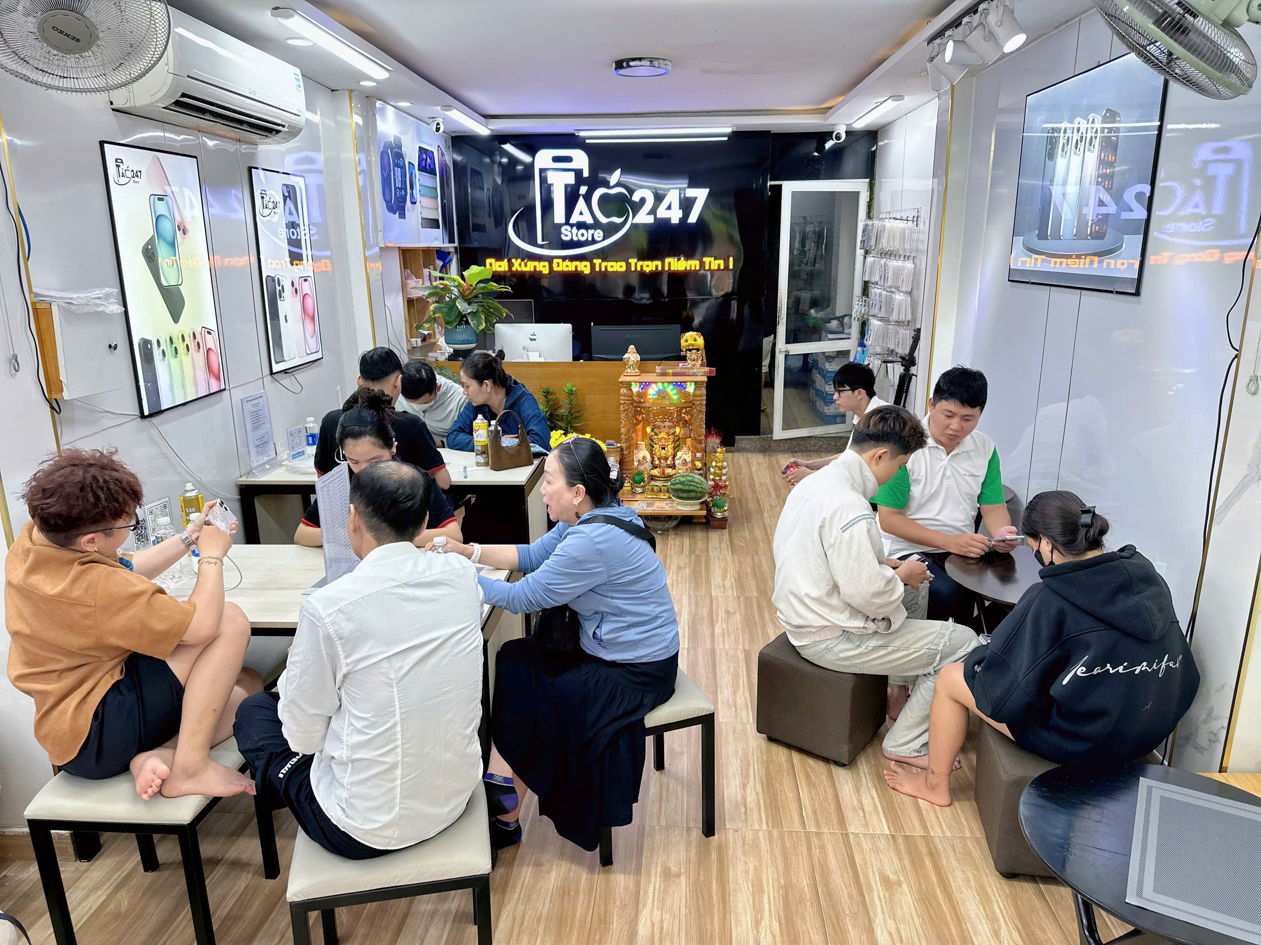 Cửa hàng Táo 247 Đà Nẵng – đông khách đến mua iPhone cũ VN/A, máy zin, giá tốt