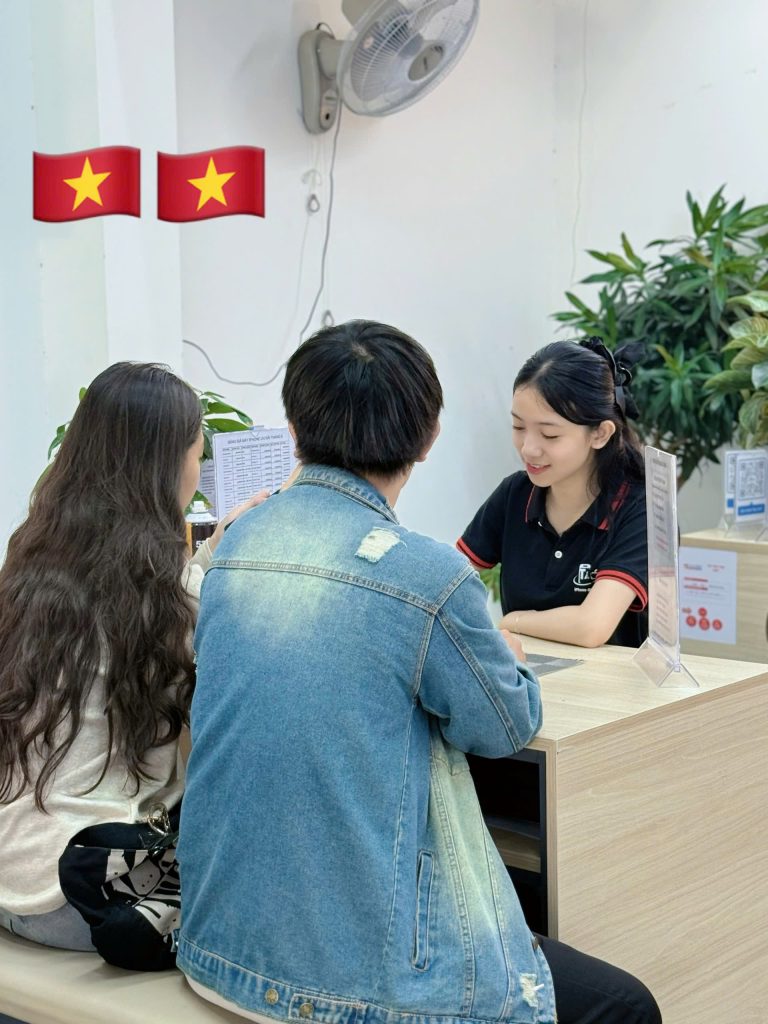 Nhân viên Táo 247 tư vấn mua iPhone cũ cho khách hàng tại Đà Nẵng
