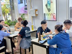 Khách hàng mua iPhone cũ Like New tại cửa hàng Táo 247 Đà Nẵng