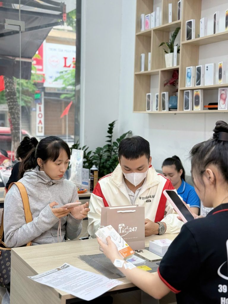 Khách hàng mua iPhone cũ 1 đổi 1 tại cửa hàng Táo 247 Đà Nẵng
