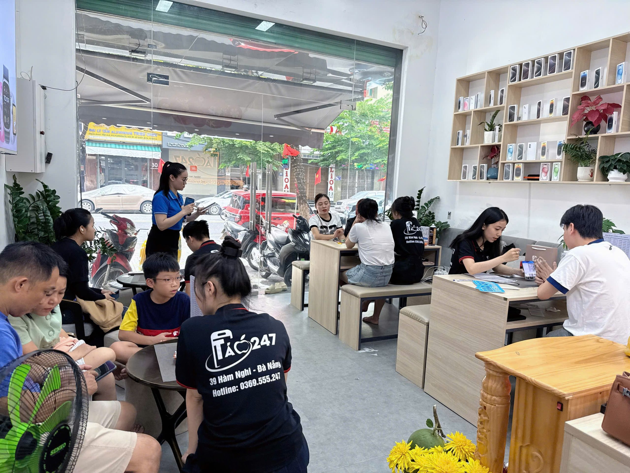 Không gian bên trong cửa hàng Táo 247 Đà Nẵng đông khách đến mua iPhone cũ