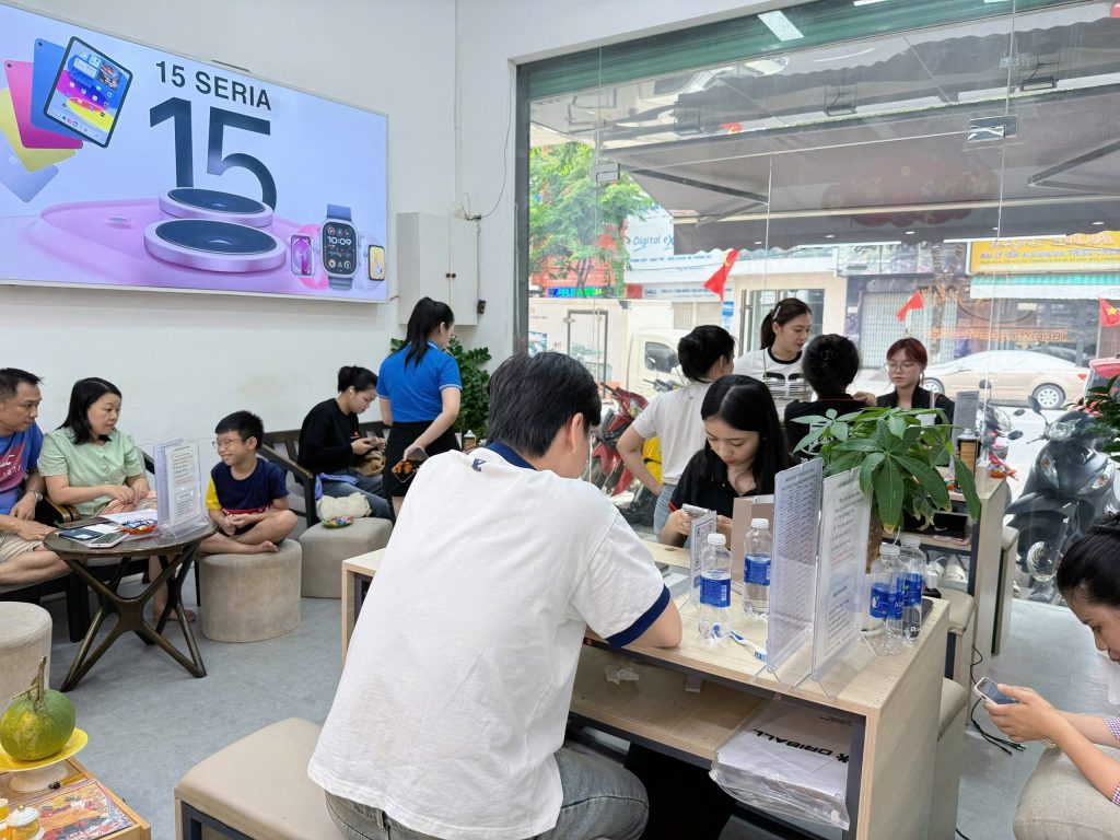 Không gian cửa hàng Táo 247 Đà Nẵng đông khách đến mua iPhone cũ đã kiểm định

