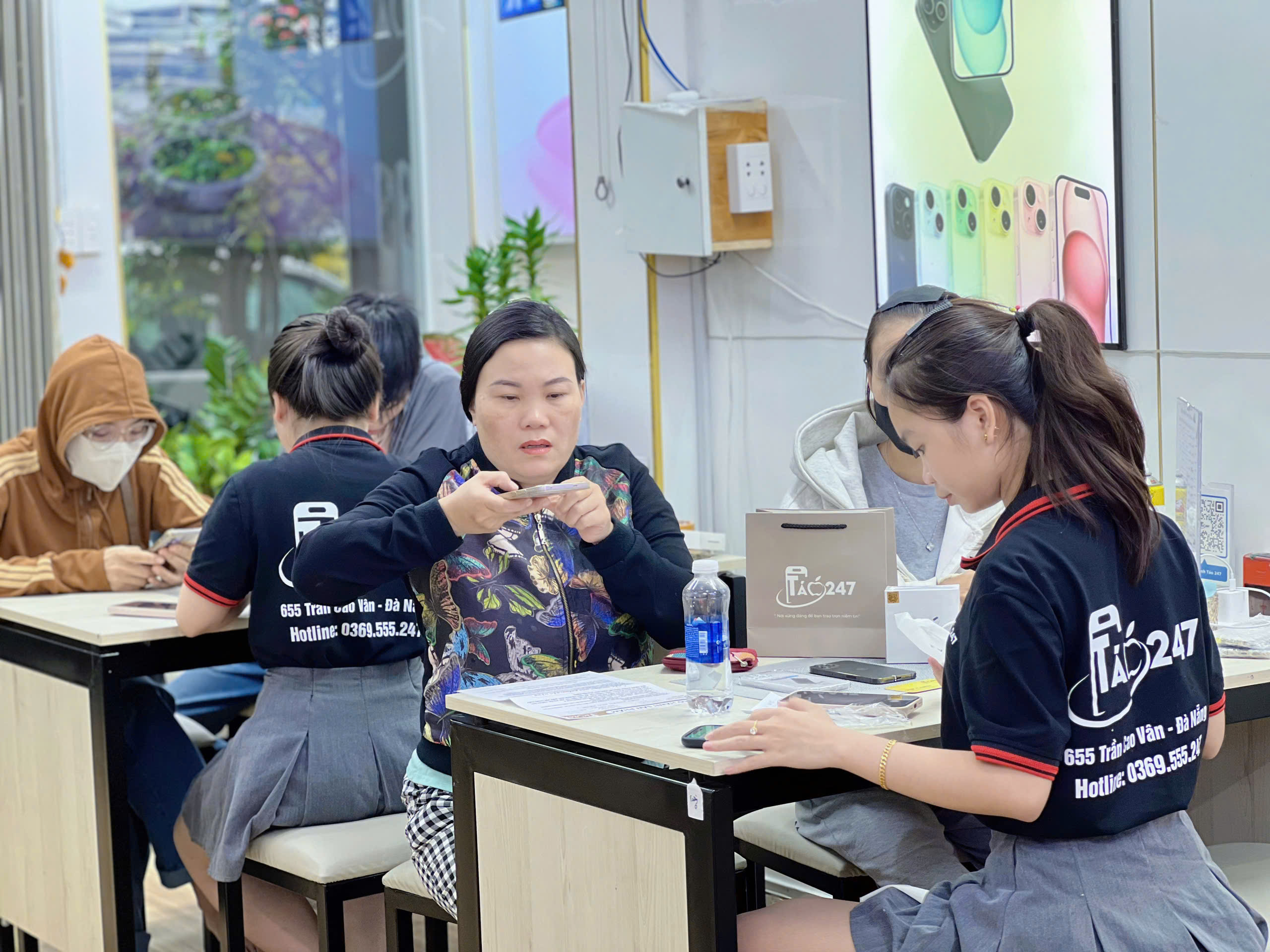 Khách hàng được nhân viên Táo 247 Đà Nẵng tư vấn chọn iPhone cũ