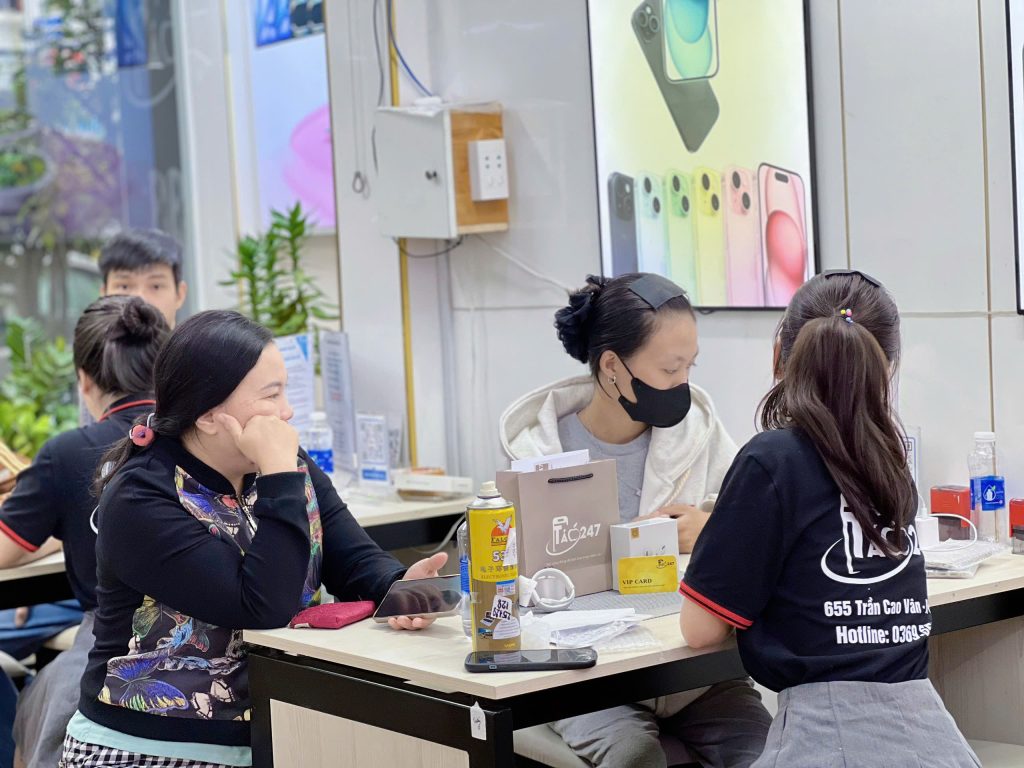 Khách hàng mua iPhone cũ tại cửa hàng Táo 247 Đà Nẵng