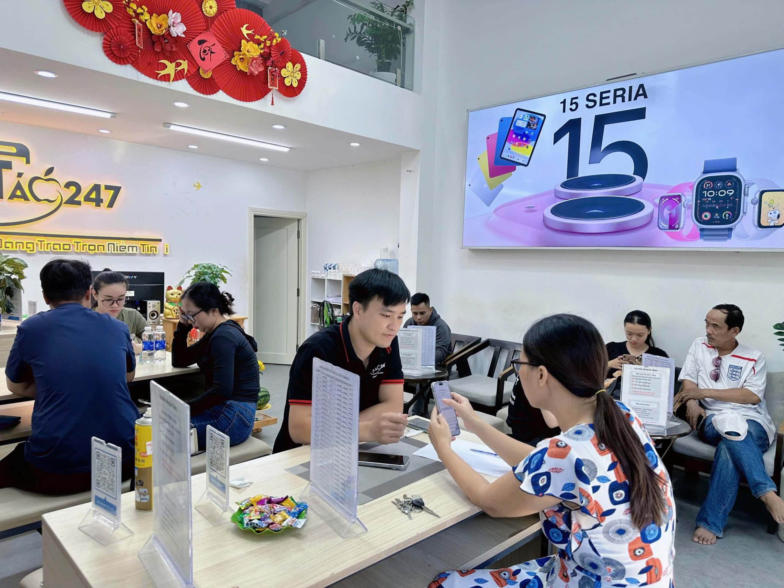 Không gian cửa hàng Táo 247 Đà Nẵng – Khách hàng đông, tư vấn nhiệt tình, hỗ trợ mua iPhone cũ trả góp
