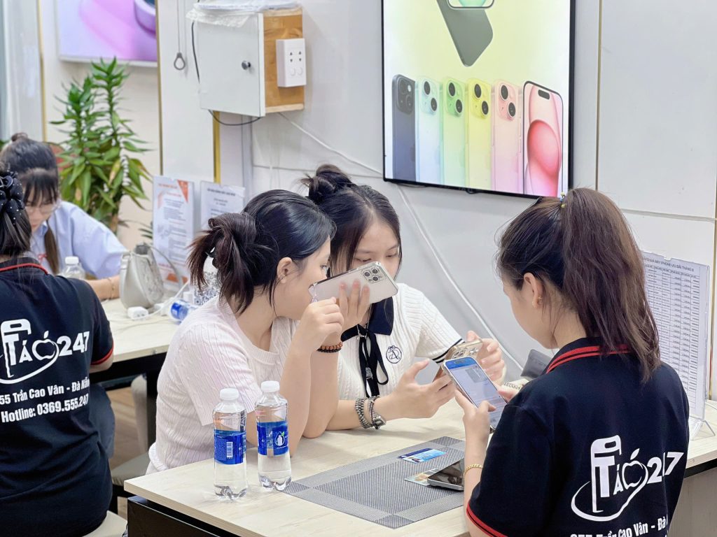 Nhân viên Táo 247 tư vấn iPhone cũ cho khách hàng tại cửa hàng Đà Nẵng – Hỗ trợ tận tình, kiểm tra máy tại chỗ